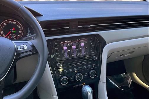 2022 Volkswagen Passat 2.0T SE