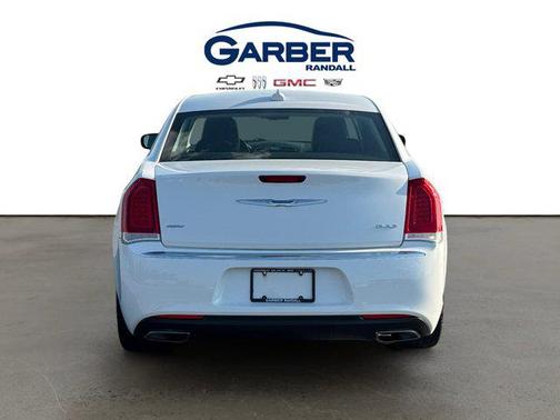 Bright White Clearcoat 2018 Chrysler 300 Touring
