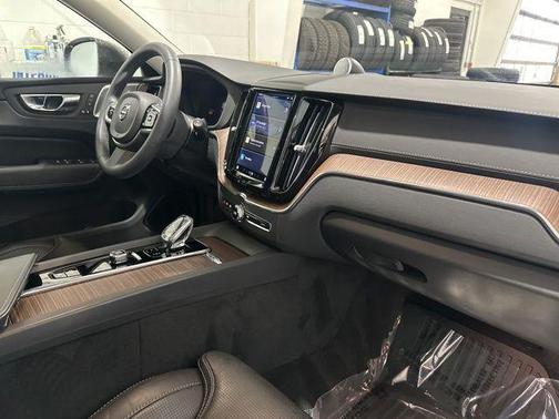 2023 Volvo XC60 B5 Ultimate Bright Theme