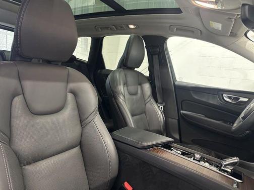 2023 Volvo XC60 B5 Ultimate Bright Theme