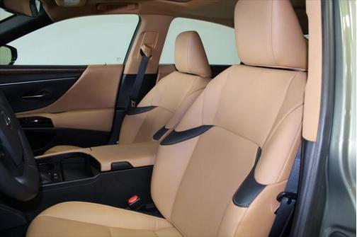 2025 Lexus ES 300h Base