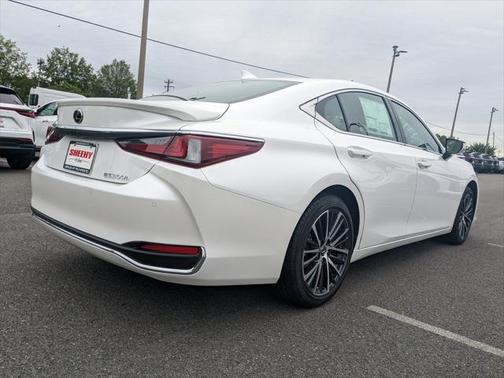 2025 Lexus ES 300h Base