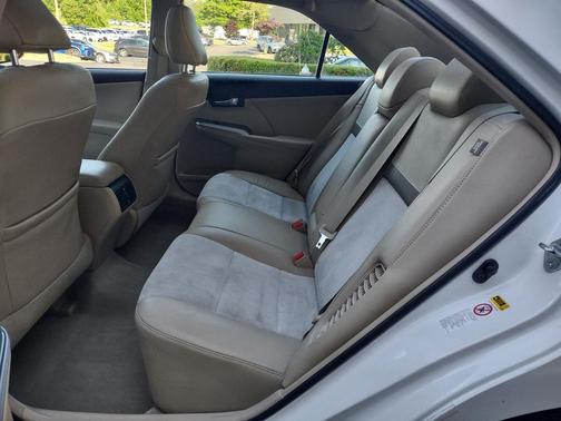 Super White 2012 Toyota Camry Hybrid XLE