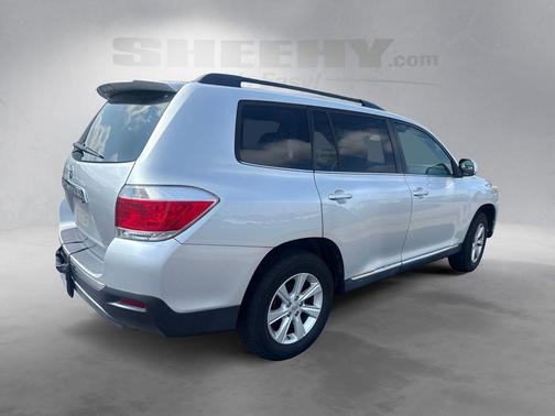 Classic Silver 2011 Toyota Highlander SE