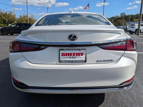 2025 Lexus ES 300h Luxury