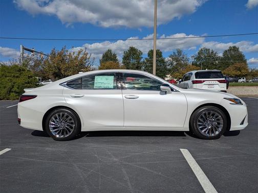2025 Lexus ES 300h Luxury