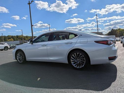 2025 Lexus ES 300h Luxury