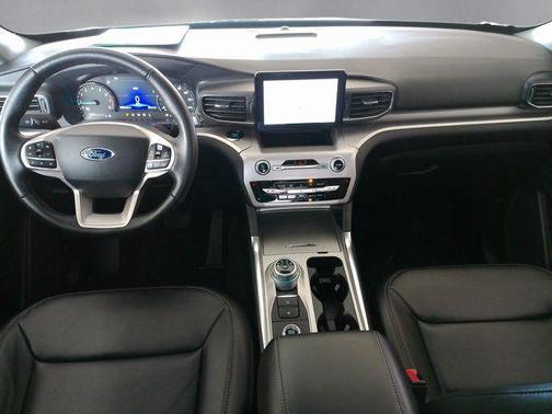 Iconic Silver Metallic 2022 Ford Explorer XLT