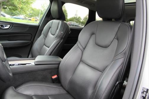 2023 Volvo XC60 B5 Ultimate Bright Theme