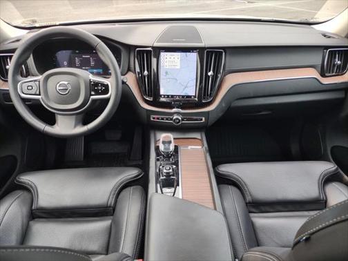 2023 Volvo XC60 B5 Ultimate Bright Theme