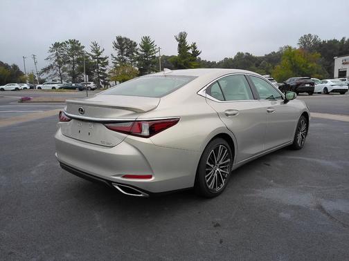 Moonbeam 2025 Lexus ES 350 Base