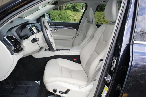 2017 Volvo XC90 T6 Momentum