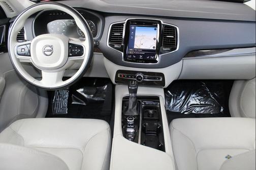 2017 Volvo XC90 T6 Momentum