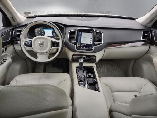 2016 Volvo XC90 T6 Momentum