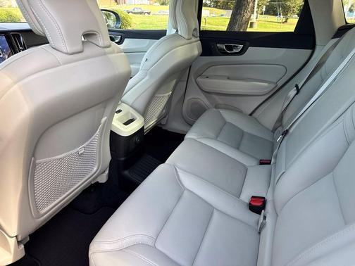 Denim Blue Metallic 2022 Volvo XC60 Recharge Plug-In Hybrid T8 Inscription