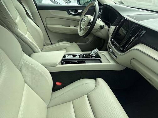 Gray 2022 Volvo XC60 Recharge Plug-In Hybrid T8 Inscription