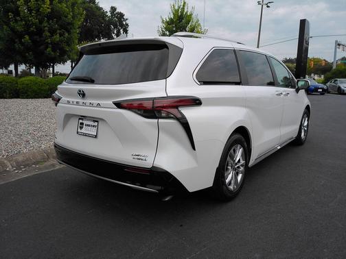 Wind Chill Pearl 2024 Toyota Sienna Limited