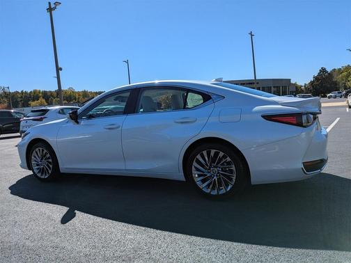 2025 Lexus ES 300h Luxury