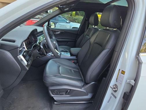 Glacier White Metallic 2022 Audi Q7 45 Premium