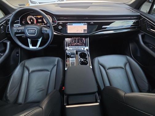 Glacier White Metallic 2022 Audi Q7 45 Premium