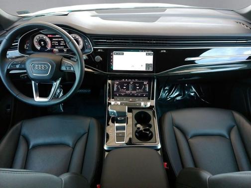Glacier White Metallic 2022 Audi Q7 45 Premium