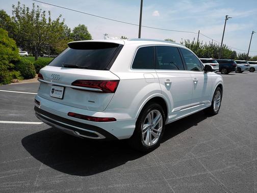 Glacier White Metallic 2022 Audi Q7 45 Premium