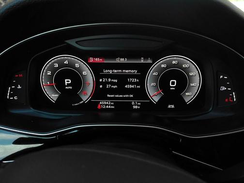 Glacier White Metallic 2022 Audi Q7 45 Premium