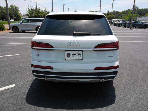 Glacier White Metallic 2022 Audi Q7 45 Premium
