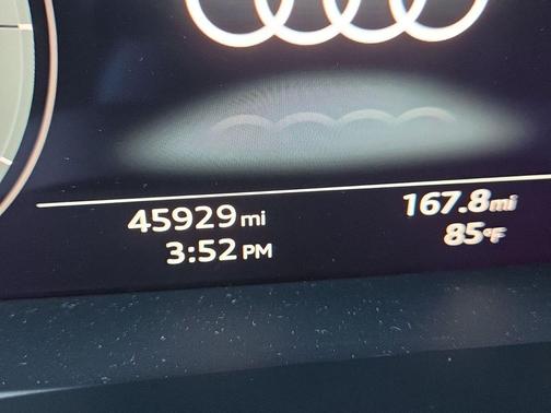 Glacier White Metallic 2022 Audi Q7 45 Premium