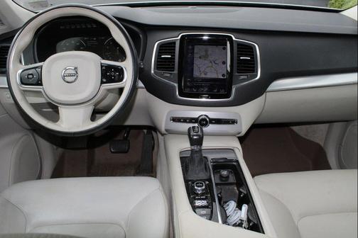 2016 Volvo XC90 T6 Momentum