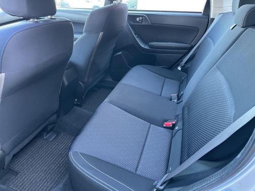 Ice Silver Metallic 2017 Subaru Forester 2.5i