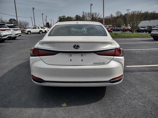 2025 Lexus ES 300h Base