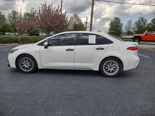 White 2020 Toyota Corolla SE