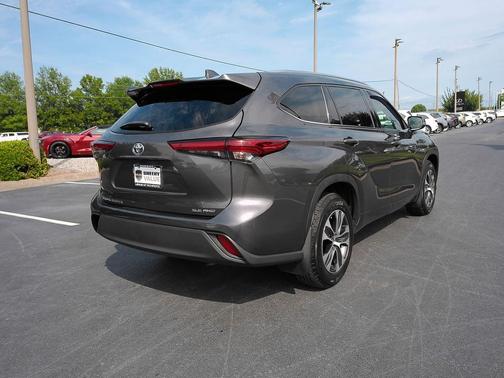 Magnetic Gray Metallic 2021 Toyota Highlander XLE