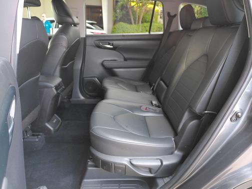 Magnetic Gray Metallic 2021 Toyota Highlander XLE