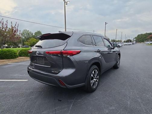 Magnetic Gray Metallic 2021 Toyota Highlander XLE