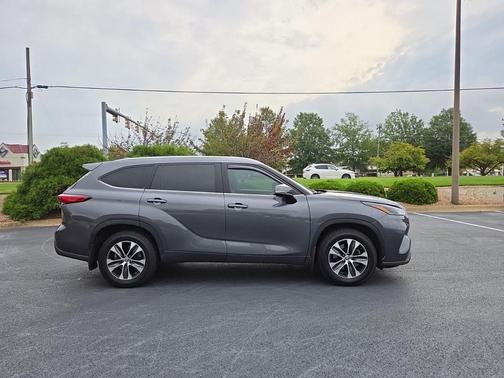 Magnetic Gray Metallic 2021 Toyota Highlander XLE