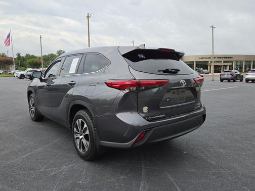 Magnetic Gray Metallic 2021 Toyota Highlander XLE