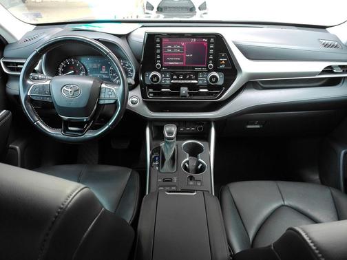 Magnetic Gray Metallic 2021 Toyota Highlander XLE