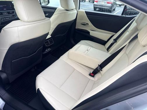 Iridium 2022 Lexus ES 300h Base