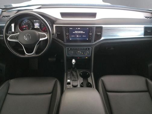 Deep Black Pearl 2020 Volkswagen Atlas Cross Sport 2.0T SE