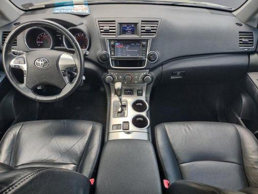 Magnetic Gray Metallic 2013 Toyota Highlander SE