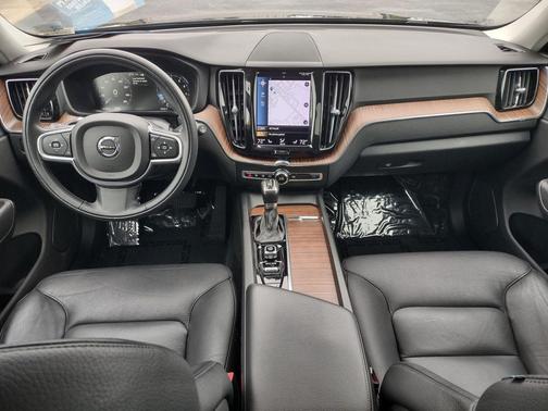 Onyx Black Metallic 2021 Volvo XC60 T6 Momentum