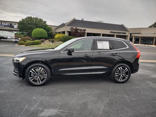 Onyx Black Metallic 2021 Volvo XC60 T6 Momentum