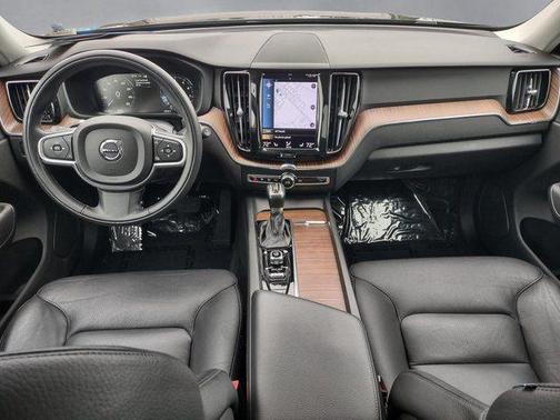 Onyx Black Metallic 2021 Volvo XC60 T6 Momentum