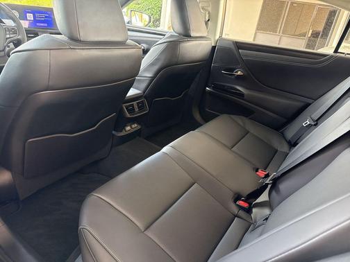 Eminent White Pearl 2023 Lexus ES 250 Base