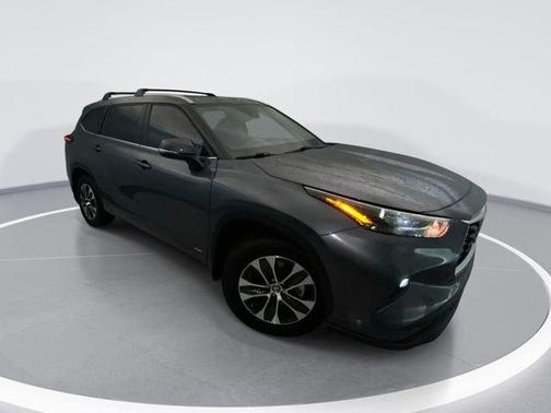 Magnetic Gray Metallic 2025 Toyota Highlander Hybrid XLE