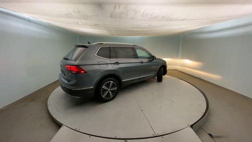 Platinum Gray Metallic 2018 Volkswagen Tiguan 2.0T SEL
