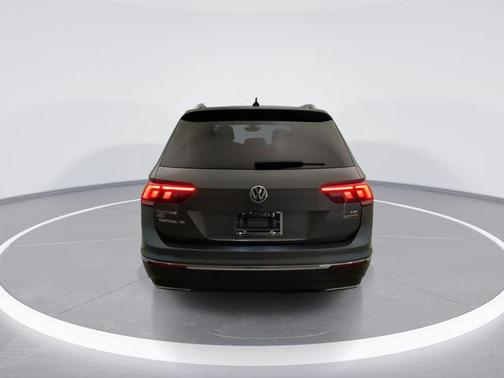 Platinum Gray Metallic 2018 Volkswagen Tiguan 2.0T SEL