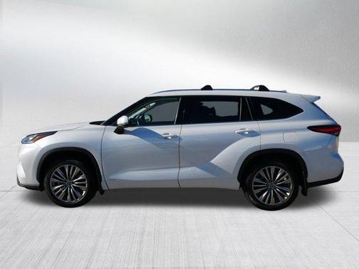 2022 Toyota Highlander Hybrid Platinum